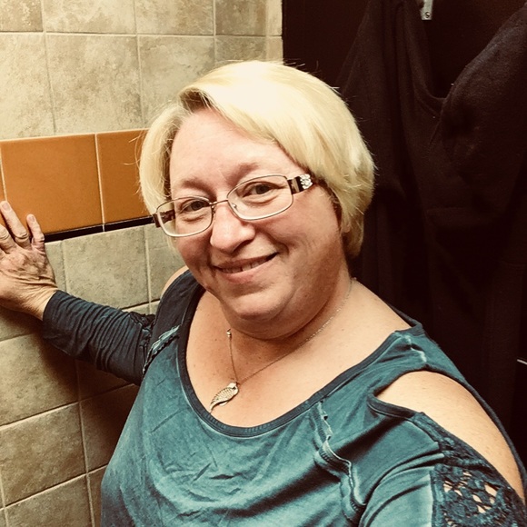 Meet your Posher, Kathy - Picture 2 of 3